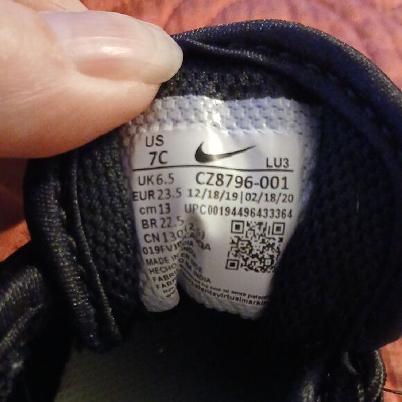 Nike Black and Blue Sneakers Sporty Design - Picture 7 of 7